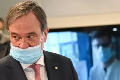 Unfreiwilliger Vorreiter dieses Kleidungsstils ist wohl der nordrhein-westfälische Ministerpräsident Armin Laschet (CDU).