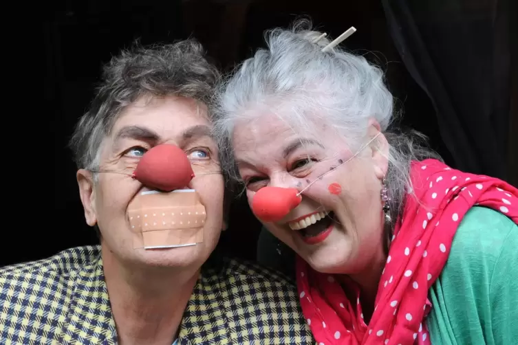 Herr Watsch und Pepita Pomm mit der „kleinsten Maske der Welt“ auf der Nase: Die Dürkheimer Winnie und Annemie Schmidt haben ein