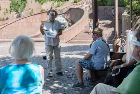 Wolfgang Brendel berichtete den Teilnehmern der Stadtführung am Samstag, wie es Pirmasensern im Zweiten Weltkrieg erging. 