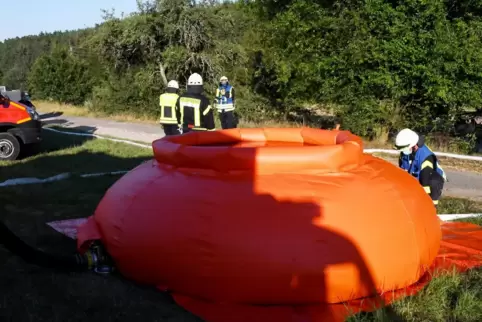8000 Liter fasst das Faltbassin, das bei der Feuerwehr in Carlsberg gelagert wird. Mehrfach wurde es am Freitagabend bei der Gro
