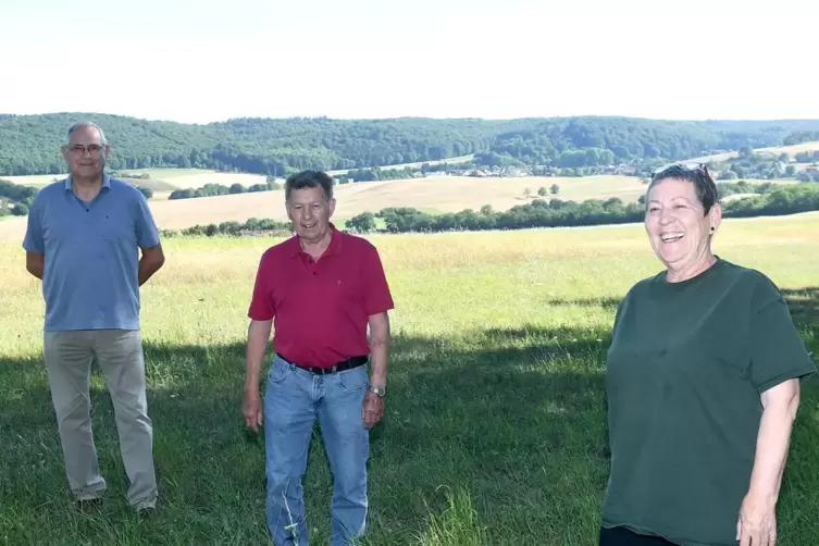  Die Vorsitzende der Ortsgruppe Regina Pohl (rechts) mit Wanderwart Klaus Jutzi (links) und Hermann Angst, der die Wanderstrecke