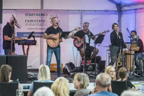 Starker Auftritt in der Ramsteiner „Sommer Lounge“: die Band Simply Unplugged Acoustic Music (auf der Bühne von links Harald Bür