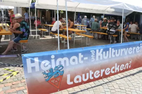 Wegen der Hitze blieben auch beim Frühschoppenkonzert reichlich Plätze frei auf dem Festplatz. 