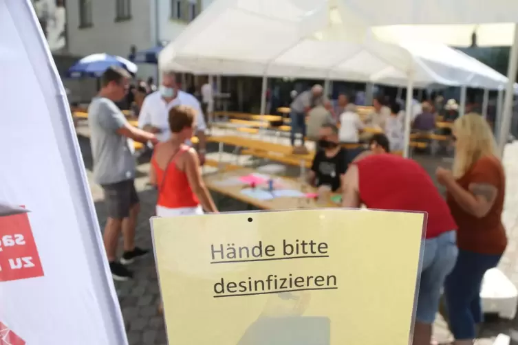 H&auml;nde desinfizieren und dann in die Anwesenheitslisten eintragen: Normalit&auml;t in Corona-Zeiten. 