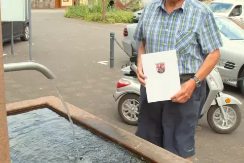 Fritz Schwarzmüller mit der Urkunde der Ministerpräsidentin.
