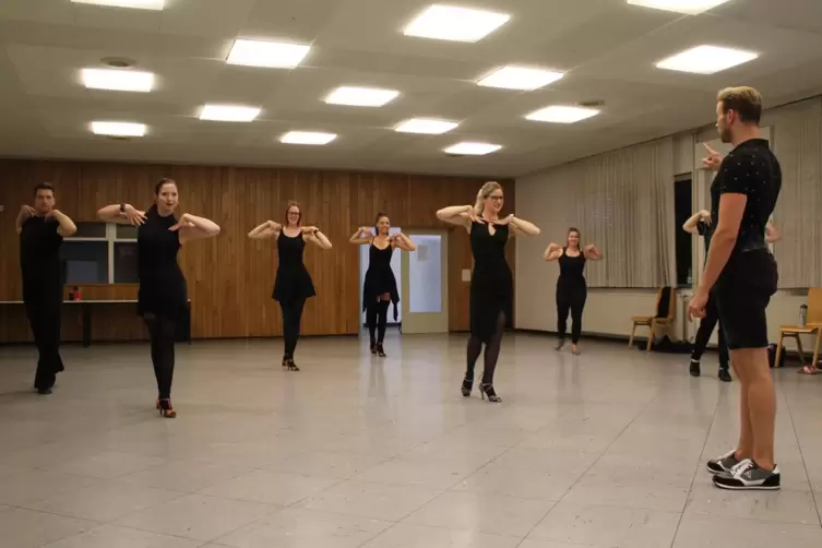 Tanztraining jetzt wieder vor Ort anstatt im Wohnzimmer. Trainer Simon Völbel leitet die Gruppe an. 