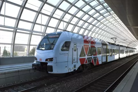 Der Halt Ludwigshafen Mitte (Foto) wird von zwei Süwex-Linien bedient, dem RE 1 von Mannheim über Kaiserslautern, Saarbrücken un