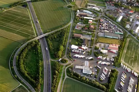 Aus der Luft: Die Leiche wurde in einem schwer zugänglichen Gebiet neben dem Tankhof bei Schwegenheim gefunden. 