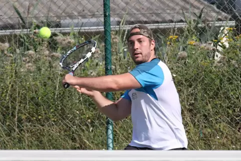 Marius Berg vom TC Zweibrücken trotzt der Hitze beim Medenspiel gegen SG Gundersweiler/Rockenhausen 2