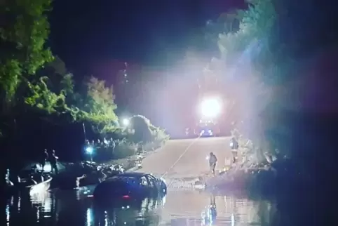 An der Bootsrampe nahe der Gaststätte „Rheinblick“ am Otterstädter Altrhein: Die Feuerwehr zieht das Fahrzeug aus dem Wasser. 