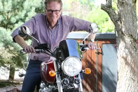 Helmut Lang freut sich auf Motorrad-Touren durch den Pfälzerwald. 