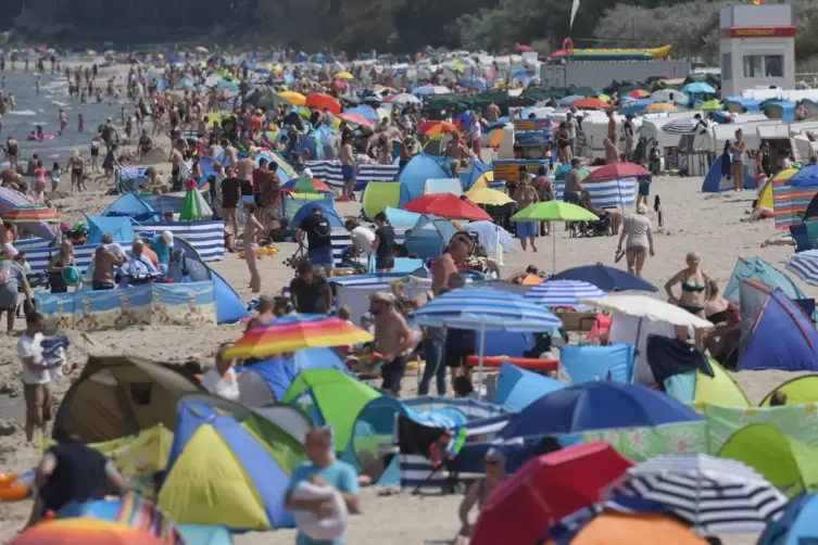 Hunderte Menschen an einem heißen Sommertag an einem Ostsee-Strand auf der Insel Usedom,