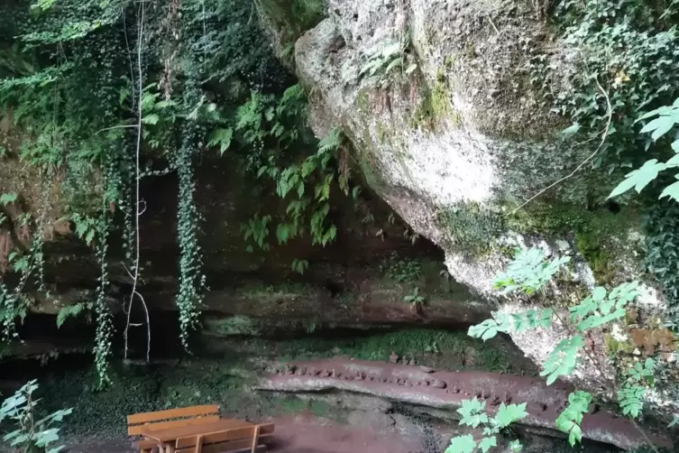 Etappenziel H&uuml;hnerfelsen mit Sitzgruppe.