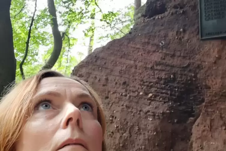 Autorin Sigrid Sebald f&uuml;hlt sich vor den m&auml;chtigen Felsen wie D&auml;umelinchen im M&auml;rchenwald.