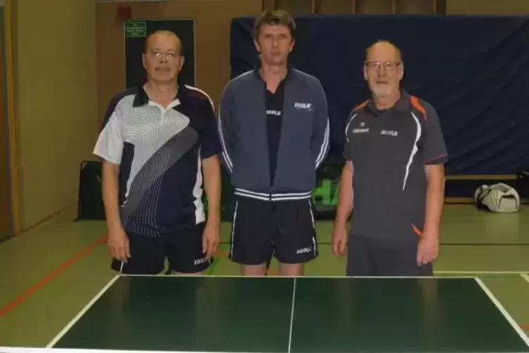 Als Tischtennisspieler vor einem Pokalsieg mit Fritz Gensheimer (links) und Arndt Heddergott. 