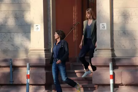Die Schauspielerinnen Ulrike Folkerts (vorne) und Lisa Bitter kommen beim Außendreh aus einem Gebäude in der Karlsruher Südwests