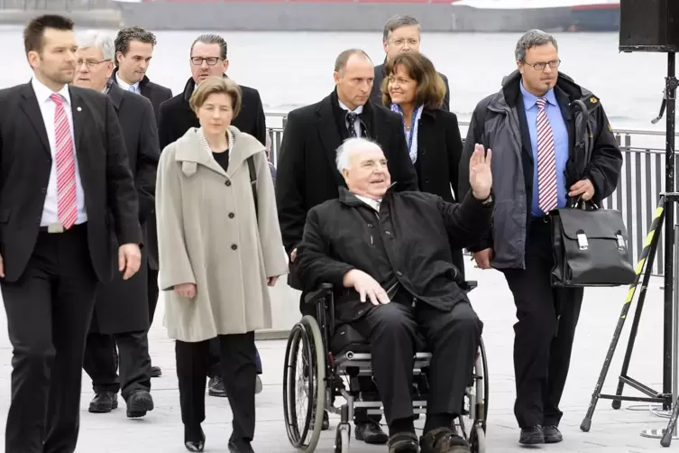Helmut Kohl und OB Eva Lohse weihten den Platz der Deutschen Einheit ein.