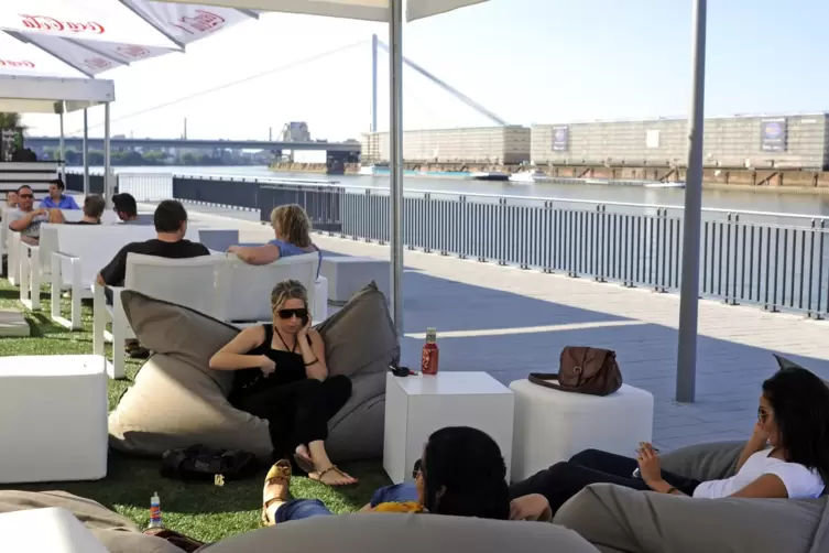 Entspannung in der Lounge am Rhein.