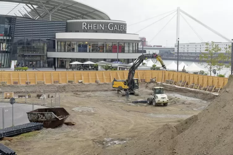 Baustelle am Platzrand: Hier wurde ein Hotel gebaut.