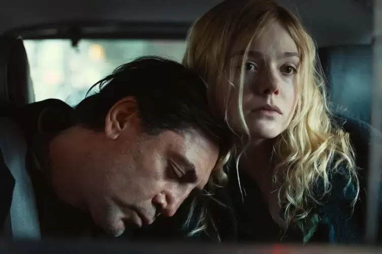 Ein Kraftakt: Die Tochter (Elle fanning) muss sich um ihren kranken Vater (Javier Bardem) kümmern. 