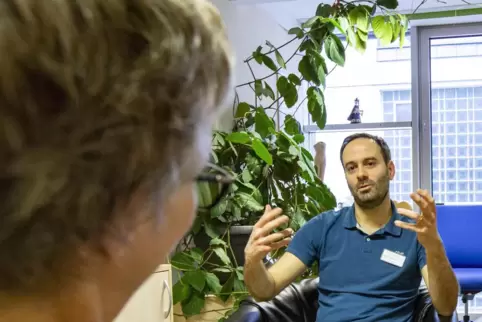Psychiater Gabriel Lacourt (hier im Einzelgespräch) zum Vorteil von Gruppen: „Da passiert etwas Besonderes: Die Teilnehmer merke