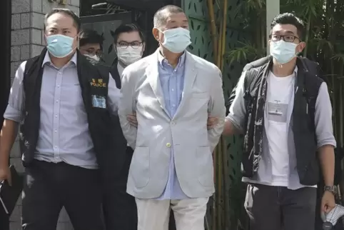 Jimmy Lai (Mitte), Verleger der Hongkonger Lokalzeitung „Apple Daily“, wurde in seinem Haus verhaftet.