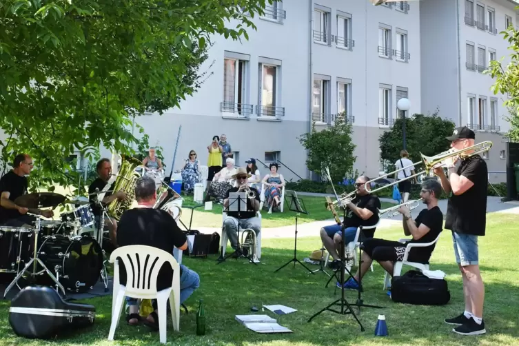 „Endlich mal wieder eine Gelegenheit zum Auftritt“: Die Musiker von Pfälzerblech waren vorm Bürgerspital zu erleben.