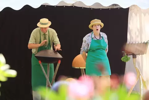 Schauspielerin Felix S. Felix und Musiker Armin Sommer huldigen in ihrem Programm „Wurzeln schlagen“ dem Gartenglück.