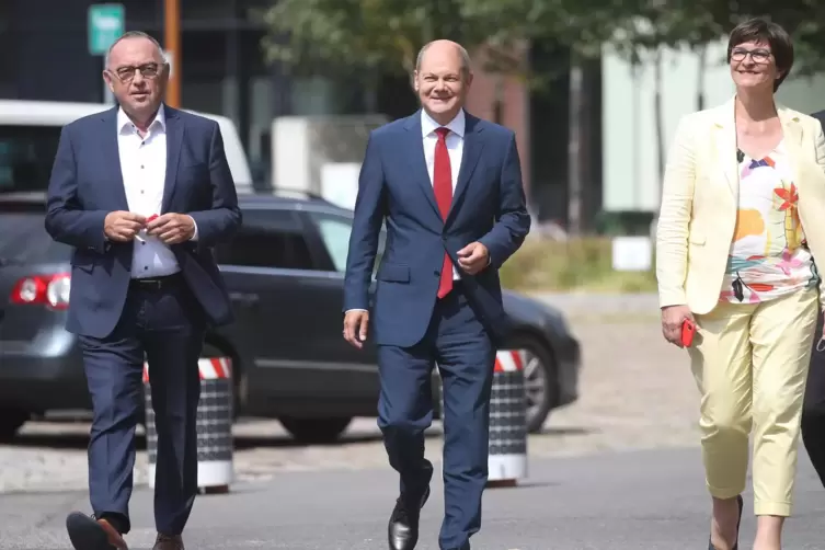 Macht sich auf den Weg: SPD-Kanzlerkandidat Olaf Scholz (Mitte), begleitet von den Parteichefs Saskia Esken und Norbert Walter B