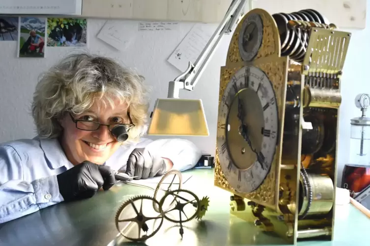 Blick fürs Detail: Uhrmacherin Nathalie Trebbe arbeitet an einer französischen Pendeluhr. 