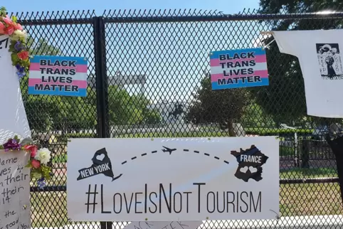 Am Zaun vor dem Weißen Haus: Das Poster mit dem Flugzeug spielt auf die Malaise junger Amerikaner an, die wegen pauschaler Reise