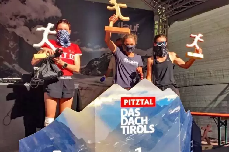 Triumph mit Maske: Verena Becker (Bildmitte) bei der Siegerehrung des Zirbensteig-Trails.