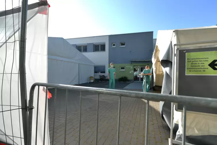 Zugang zur Infektionsambulanz des Klinikums Ludwigshafen, wo die Spieler von Maudach und Böhl auf das Corona-Virus getestet wurd