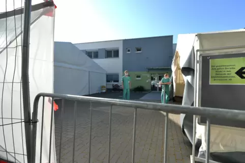 Zugang zur Infektionsambulanz des Klinikums Ludwigshafen, wo die Spieler von Maudach und Böhl auf das Corona-Virus getestet wurd
