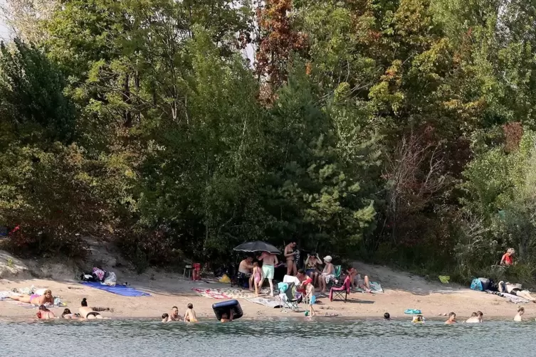 Baden verboten: Am Kuhuntersee ist das Ostufer f&uuml;r Schwimmer tabu, was am Sonntagnachmittag jedoch zigfach missachtet wurde.