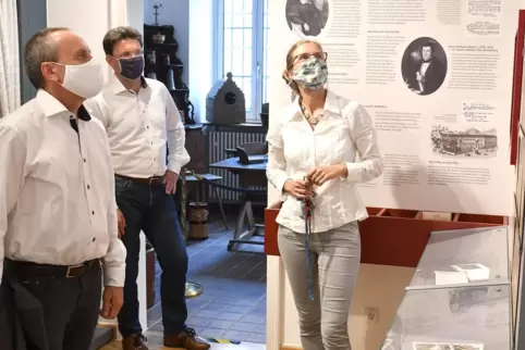 Wie lebten einst Dürkheimer Persönlichkeiten? Museumsleiterin Britta Hallmann-Preuß mit Minister Konrad Wolf (links) und Bürgerm