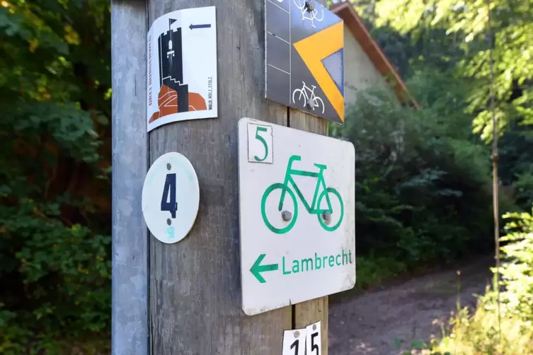 Radweg nach Lambrecht: Schild am Forsthaus Breitenstein. 
