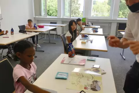 Sascha Böttcher unterrichtet Deutsch an der VHS. Dort werden Kurse für Kinder mit Migrationshintergrund angeboten.