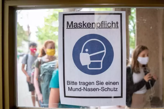 Die Maskenpflicht soll helfen, die Anzahl der Neuinfektionen zu senken.