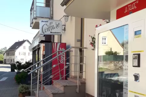Der Automat steht vor einem Friseursalon in der Rue Principale in Bärenthal. Der Automat steht vor einem Friseursalon in der Rue Principale in Bärenthal.