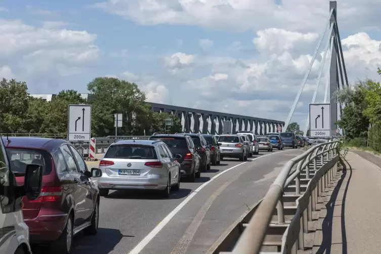 Wenn es sich auf der Rheinbrücke bei Wörth staut, kann vielleicht die Brücke in Germersheim genutzt werden. 