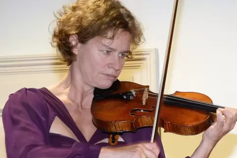 Nanette Schmidt, Tochter des Hauses, spielt Sontaten von Beethoven.