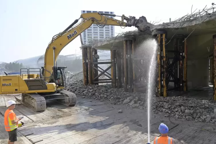 Mit Wasserstrahlen soll die Staubentwicklung begrenzt werden. 