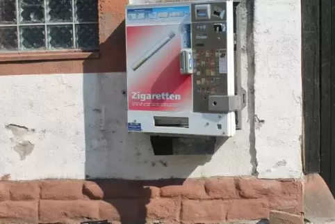 Der beschädigte Zigarettenautomat. 