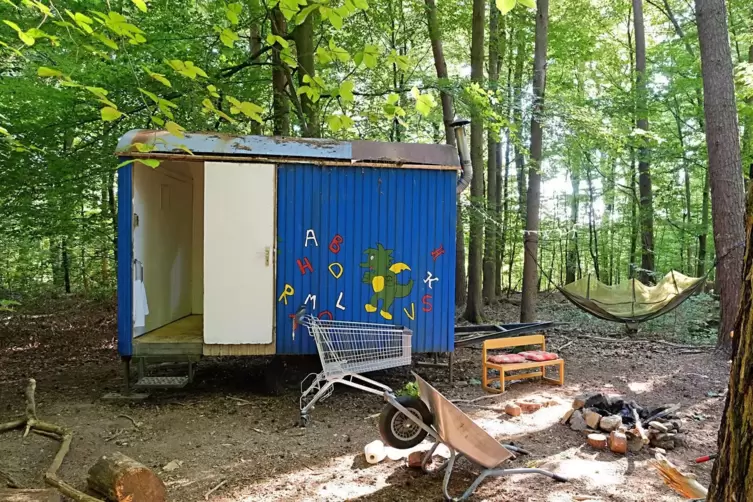 Eine Schubkarre, ein leerer Einkaufswagen, eine Feuerstelle: Vorm Bauwagen des Mittelbacher Kindergartens im Mertelwald liegt ei