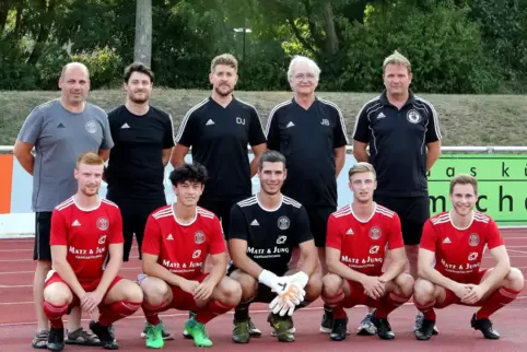Fünf Offizielle des FSV und vor ihnen fünf Neuzugänge: hinten (von links) Spielleiter Michael Wachler, Cotrainer Christian Stame
