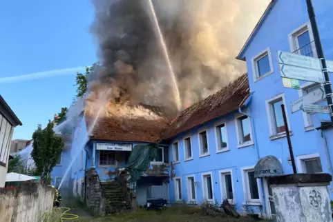 Das ausgebrannte Gebäude ist einsturgefährdet. Daher wurde die Hauptstraße in Waldfischbach-Burgalben gesperrt.