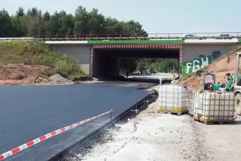 Frisch geteert: die Bundesstraße 423 an der Anschlussstelle zur A 6, von Homburg her kommend.