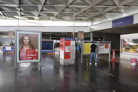 Blick ins Foyer des Hauptbahnhofs.