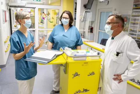  Thomas Ecker im Gespräch auf einer Station im Westpfalz-Klinikum 
